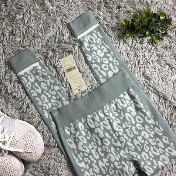 NWT Sweaty Betty Blue Leopard Print Jacquard Base Layer Leggings Size S - Picture 2 of 8